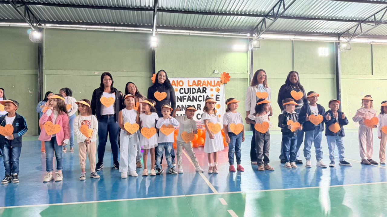 Crianças e educadoras da Creche Patatí Patatá reunidas em atividade