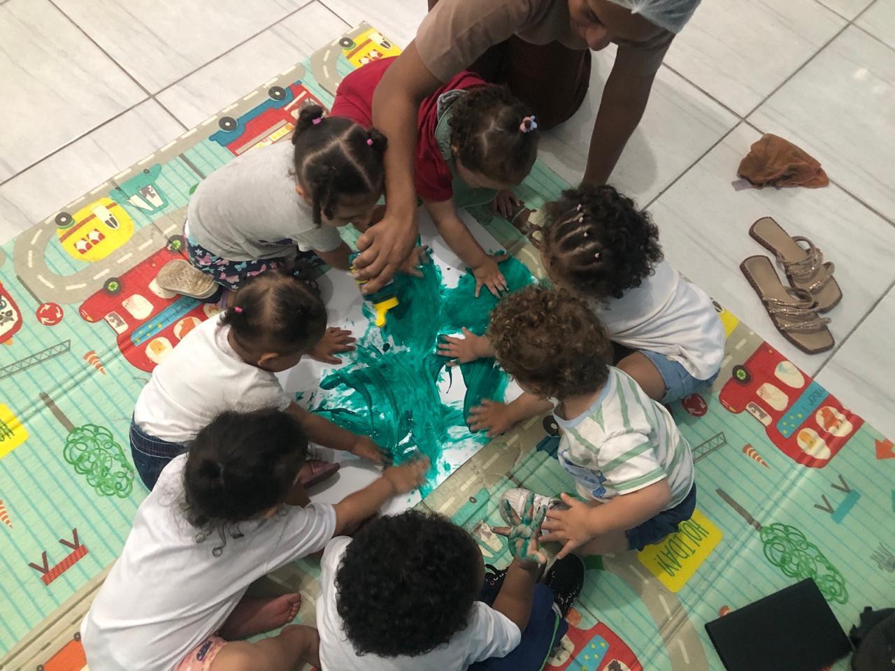 Crianças da Creche Patatí Patatá em atividade de pintura coletiva