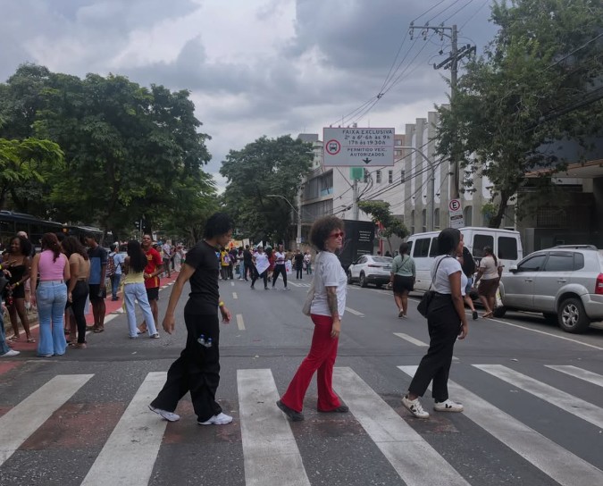 Adolescentes e educadoras em caminhada na rua