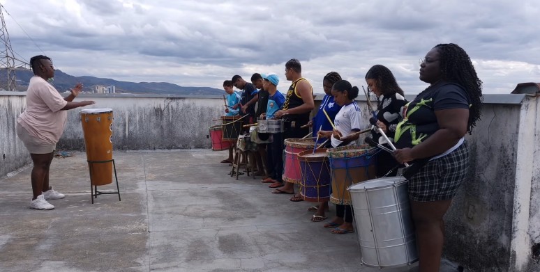 Adolescentes em oficina de percussão no SCFV